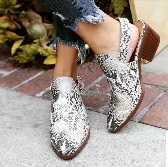 Shoes - 🆕️//The Victoria// Snake print Mule